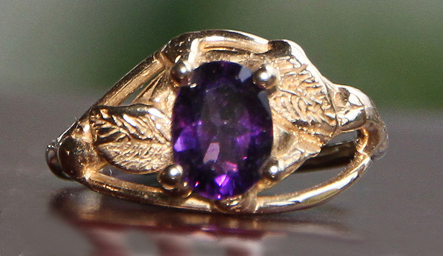 14K Gold Ring with Leaf Band and Amethyst